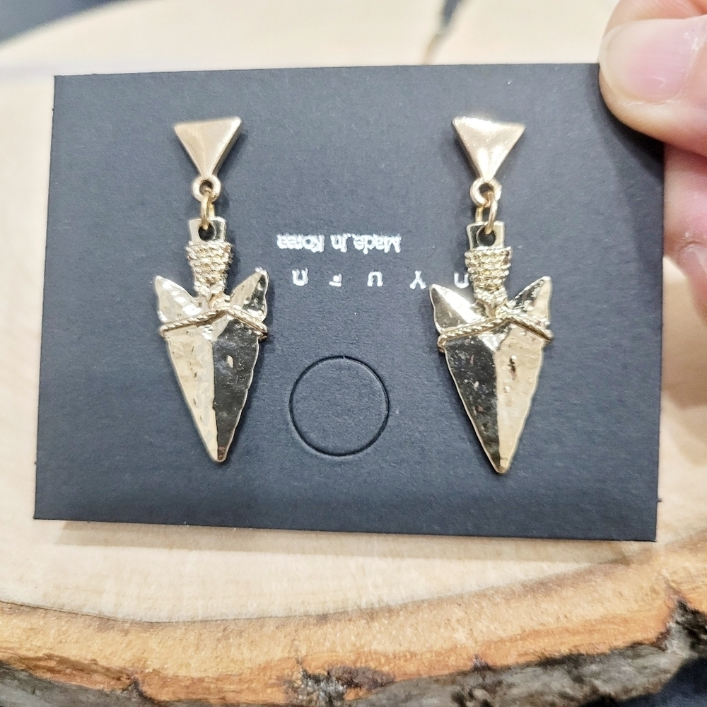 Brand New Gold Tone Arrow Dangle Earrings
